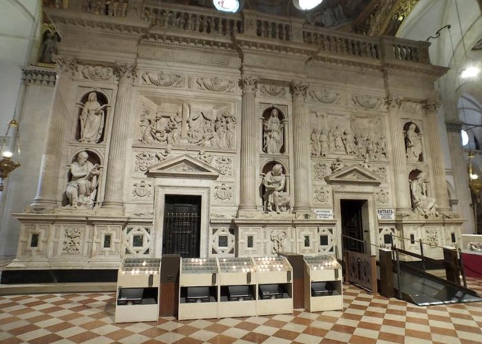 Мраморный ковчег вокруг хижины Святого Семейства в базилике Santa Casa в г. Лорето Мраморный ковчег вокруг хижины Святого Семейства в базилике Santa Casa в г. Лорето